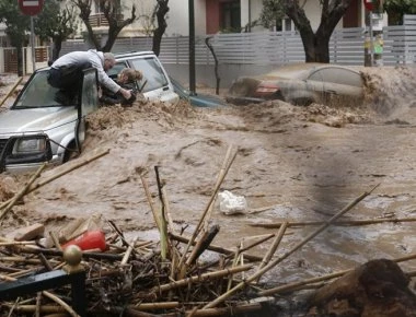 Πλημμύρισε η Εθνική Οδός Πατρών Αθηνών στο 117ο χιλιόμετρο στο Ξυλόκαστρο